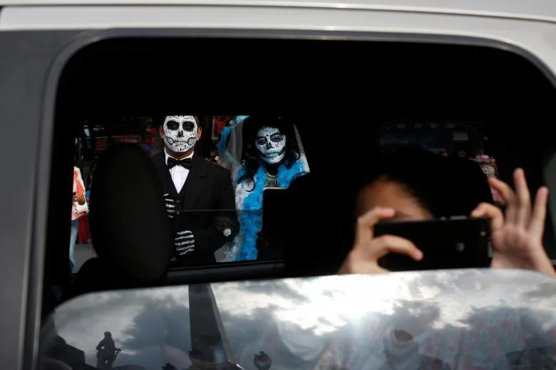 В Мексике состоялся яркий фестиваль скелетов в честь Хэллоуина - фото 347047