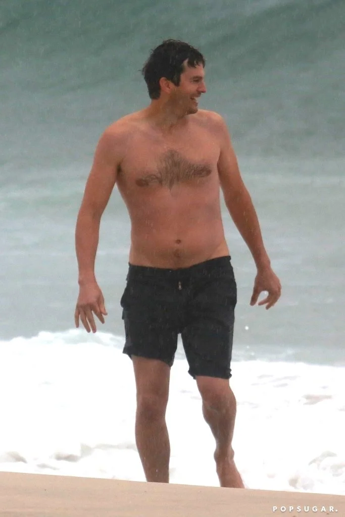 Давно не бачили: Ештон Кутчер засвітив оголений торс на пляжі - фото 346928
