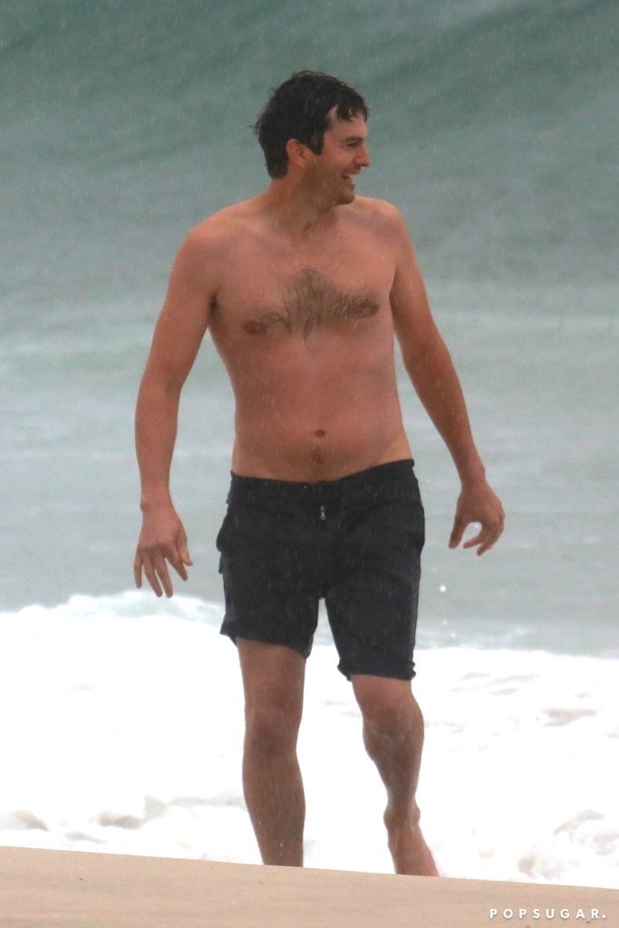 Давно не видели: Эштон Кутчер показал обнаженный торс на пляже - фото 346928