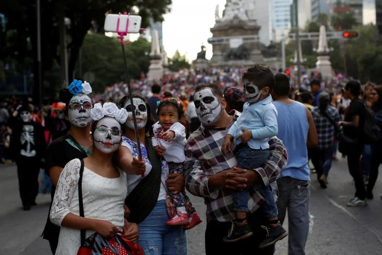 В Мексике состоялся яркий фестиваль скелетов в честь Хэллоуина - фото 347039