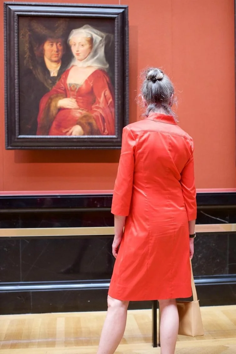 Ідеальна пара: знімки людей, чий одяг, пасує до картин у музеї - фото 345851