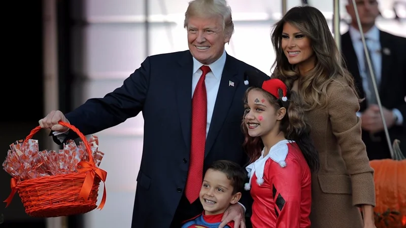 Хэллоуин в Белом доме: как Трамп с женой раздавали конфеты - фото 348011