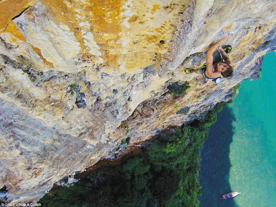 Жизнь на высоте: как смелые туристы отдыхают на верхушках скал - фото 344120