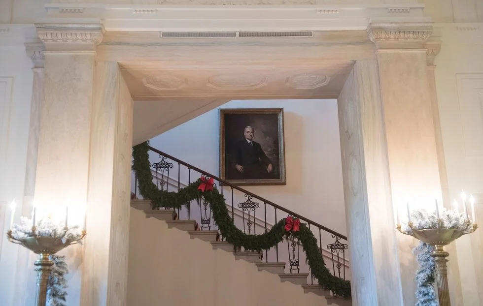 Свято наближається: Білий дім прикрасили до Різдва і він просто неймовірний - фото 353724