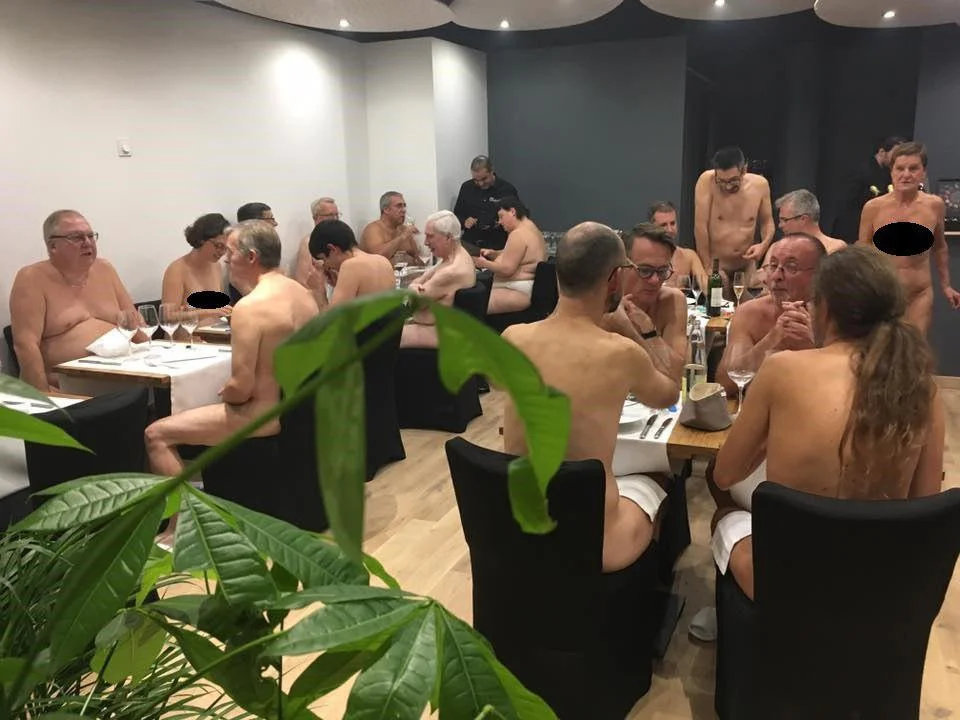 В Парижі відкрили ресторан для нудистів і ось, що відбувається всередині закладу - фото 349035