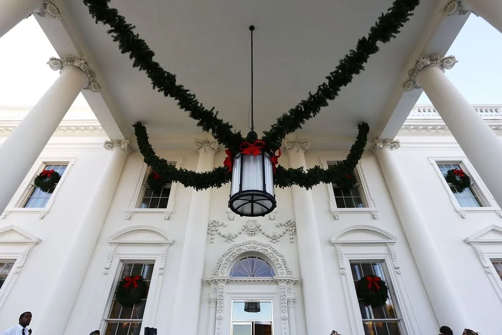 Праздник приближается: Белый дом украсили к Рождеству и он просто невероятный - фото 353731