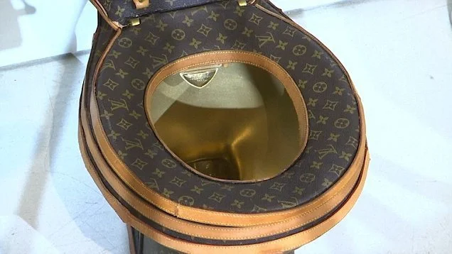 Для богачей: создан туалет из сумок Louis Vuitton - фото 350931