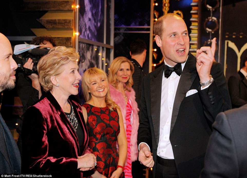 Принц Вільям та  Кейт Міддлтон у розкішній сукні відвідали Royal Variety Performance - фото 353479
