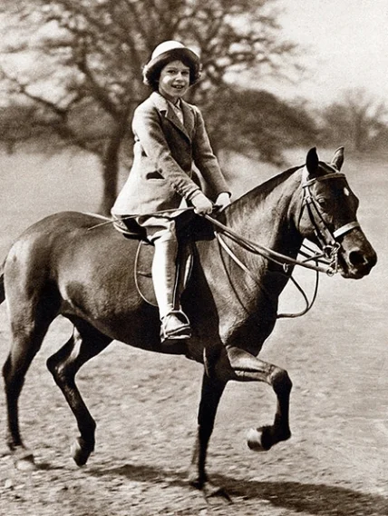 На коне: 91-летняя королева Елизавета II проехалась верхом - фото 352384
