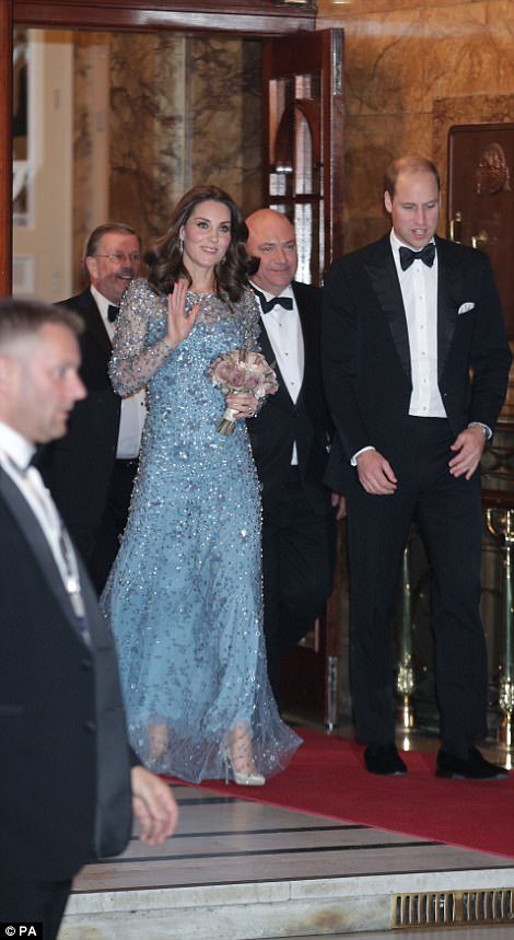 Принц Вільям та  Кейт Міддлтон у розкішній сукні відвідали Royal Variety Performance - фото 353464