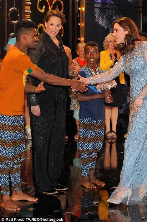 Принц Уильям и Кейт Миддлтон в роскошном платье посетили Royal Variety Performance - фото 353468