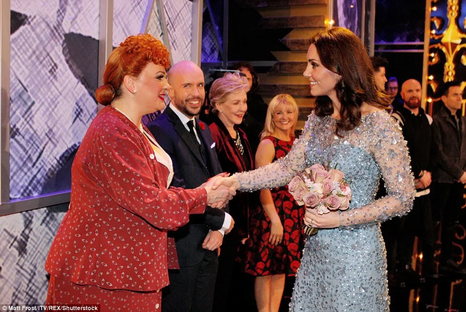 Принц Уильям и Кейт Миддлтон в роскошном платье посетили Royal Variety Performance - фото 353469