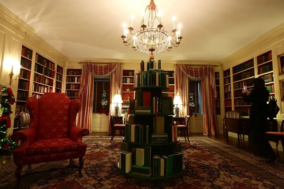 Праздник приближается: Белый дом украсили к Рождеству и он просто невероятный - фото 353732