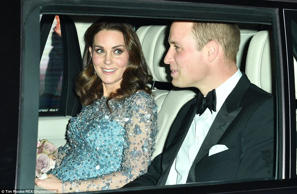 Принц Уильям и Кейт Миддлтон в роскошном платье посетили Royal Variety Performance - фото 353471
