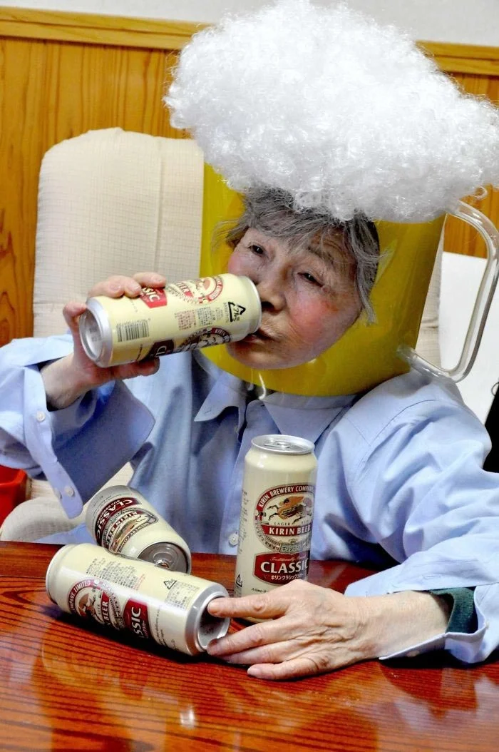 Королева гумору: ця бабуся знайшла чудовий спосіб розважити себе на пенсії - фото 351251