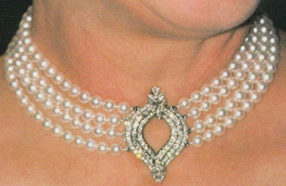 Красавица Кейт Миддлтон одолжила у Елизаветы II драгоценное ожерелье - фото 353216