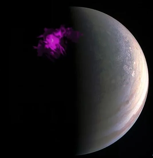 Полярное сияние на Юпитере: NASA показало фантастические фото - фото 350150