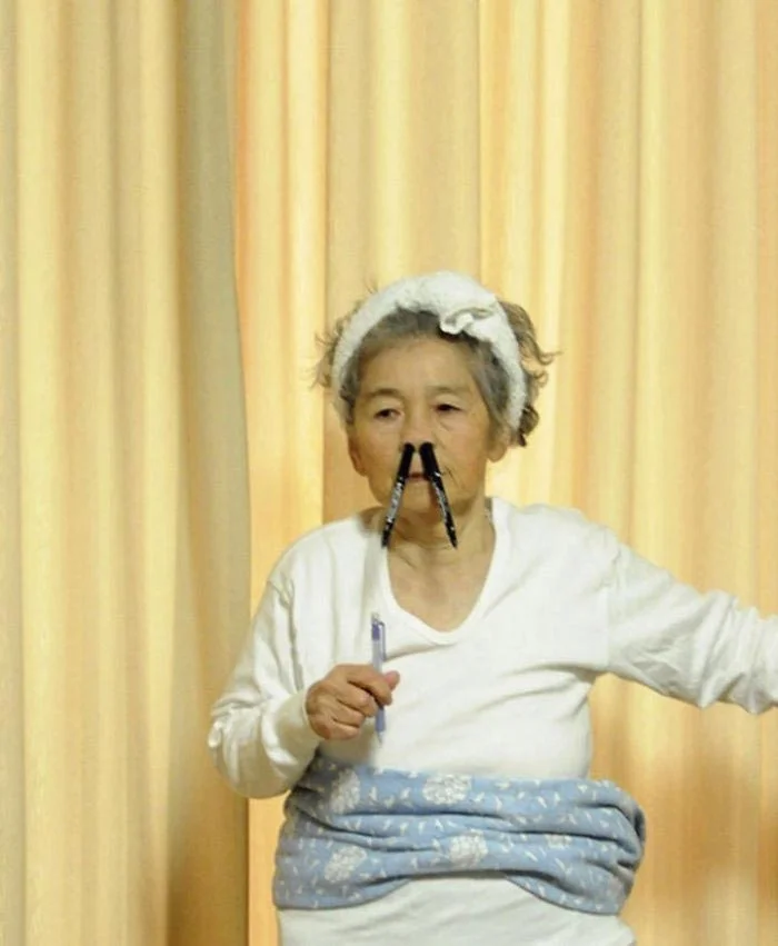Королева юмора: эта бабушка нашла отличный способ развлечь себя на пенсии - фото 351258