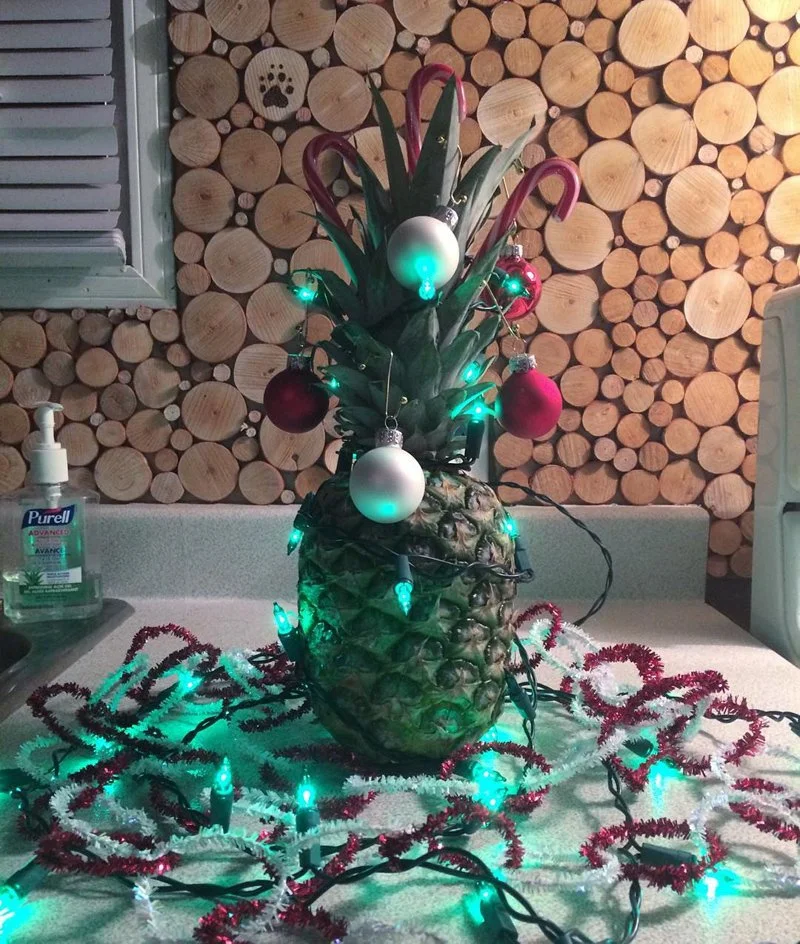 Рождественский тренд: ананас с игрушками, который заменит тебе елку - фото 350840