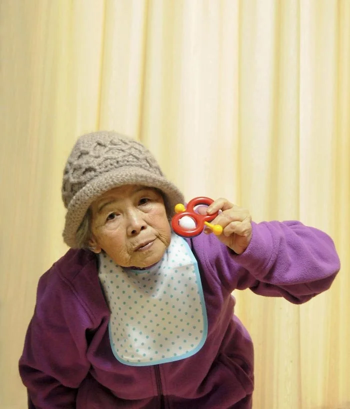 Королева гумору: ця бабуся знайшла чудовий спосіб розважити себе на пенсії - фото 351257