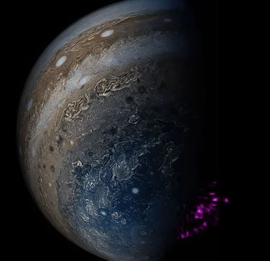 Полярное сияние на Юпитере: NASA показало фантастические фото - фото 350151