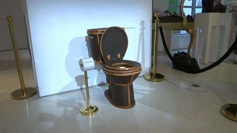 Для богачей: создан туалет из сумок Louis Vuitton - фото 350928