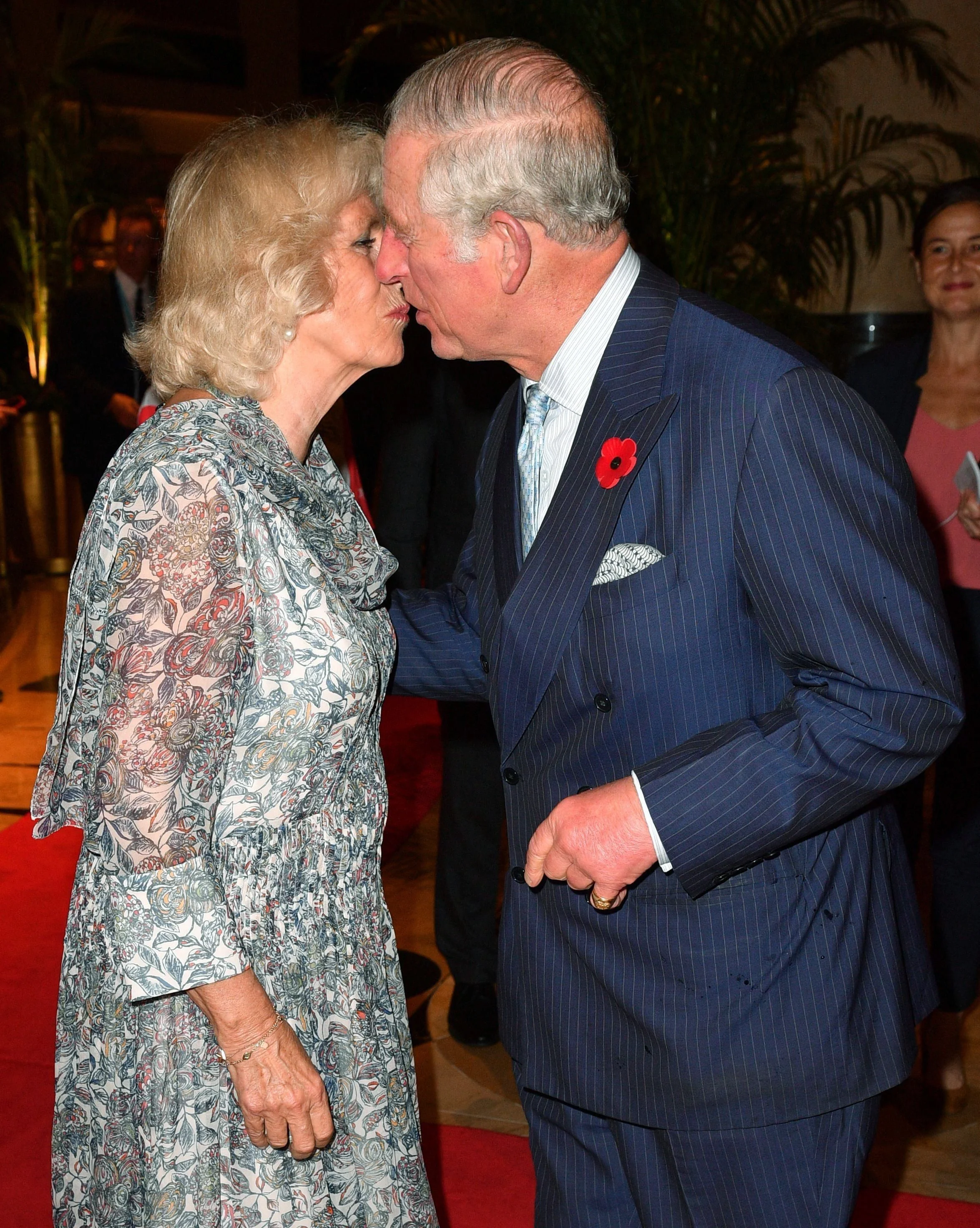 По-королевски: принц Чарльз демонстративно поцеловал герцогиню Камиллу - фото 348405