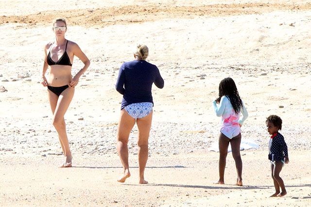 Вечно молодая: 42-летняя Шарлиз Терон показала спортивную фигуру в купальнике - фото 353341