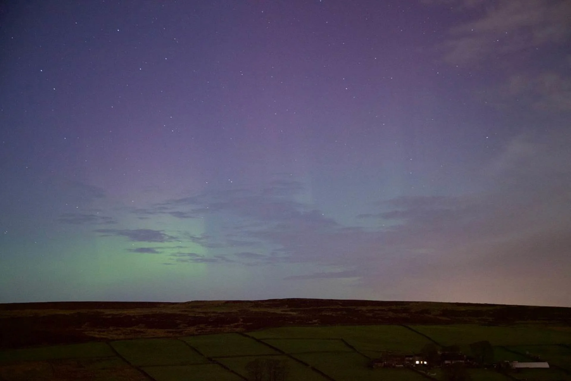 Поразительная красота: северное сияние засветилось над небом Великобритании - фото 350502
