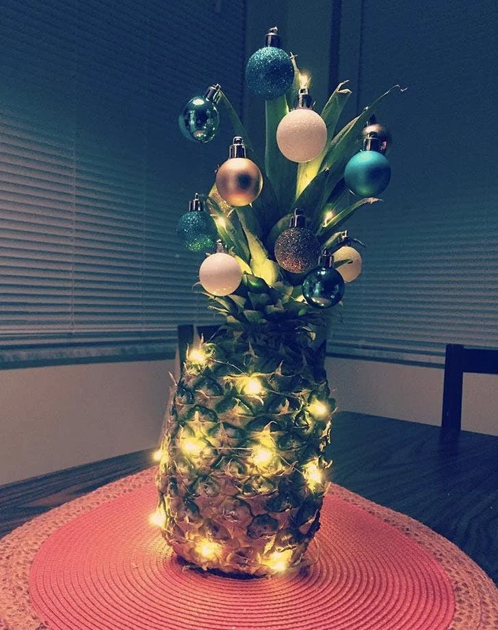Рождественский тренд: ананас с игрушками, который заменит тебе елку - фото 350843