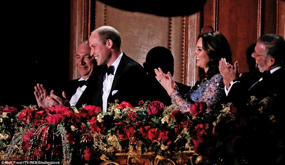 Принц Вільям та  Кейт Міддлтон у розкішній сукні відвідали Royal Variety Performance - фото 353480