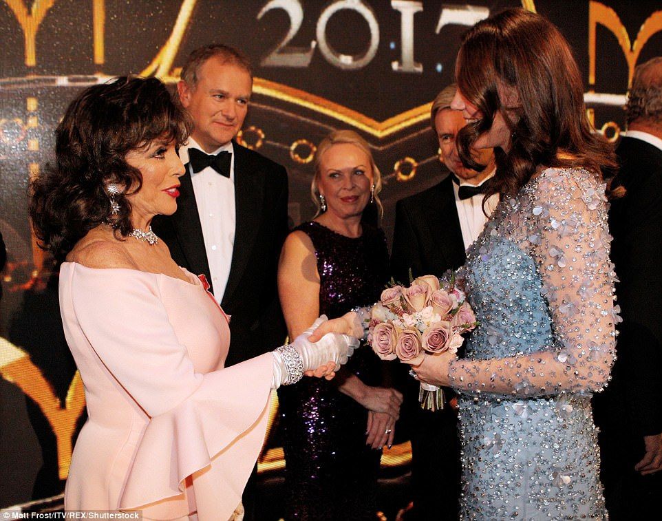 Принц Уильям и Кейт Миддлтон в роскошном платье посетили Royal Variety Performance - фото 353472