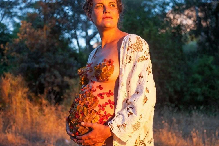 Чувственная и прекрасная фотосессия беременной с животиком, покрытым цветами - фото 350383