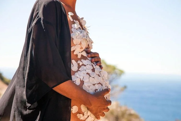 Чувственная и прекрасная фотосессия беременной с животиком, покрытым цветами - фото 350387