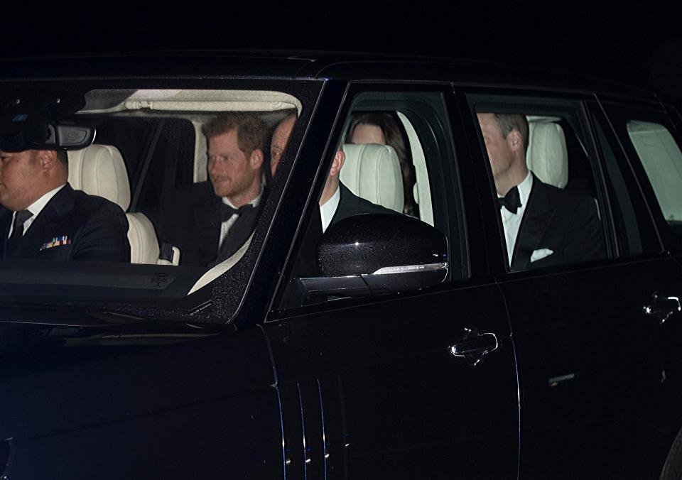 Первые фото Кейт Миддлтон, принца Уильяма и Гарри на семейном празднике в Елизаветы II - фото 352661