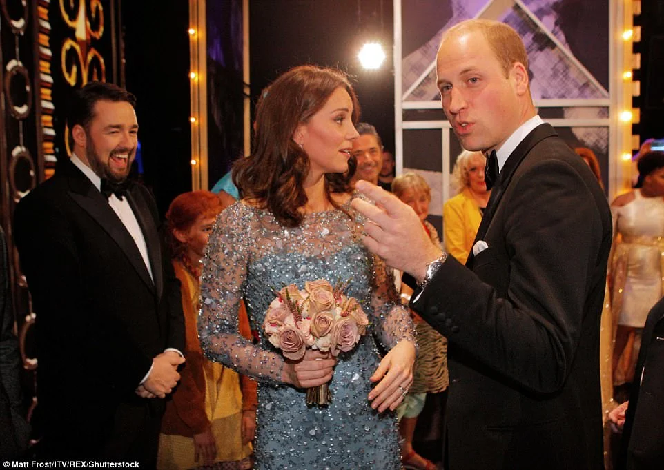 Принц Вільям та  Кейт Міддлтон у розкішній сукні відвідали Royal Variety Performance - фото 353477