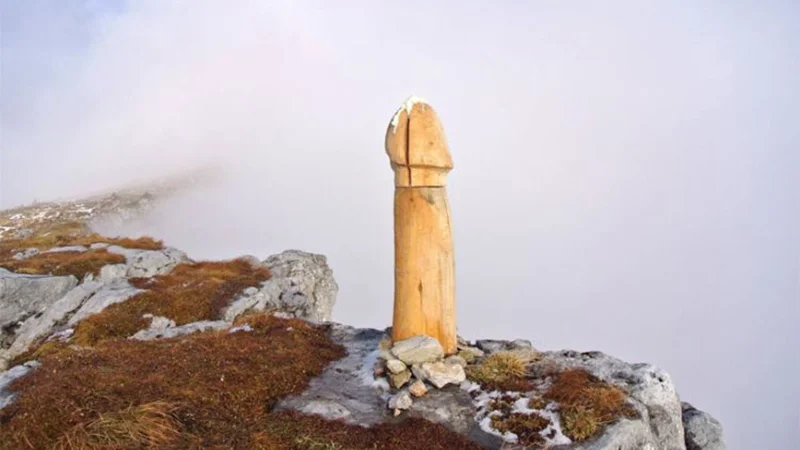 В австрийских горах появилась статуя пениса и никто не понимает, что она там делает - фото 349292