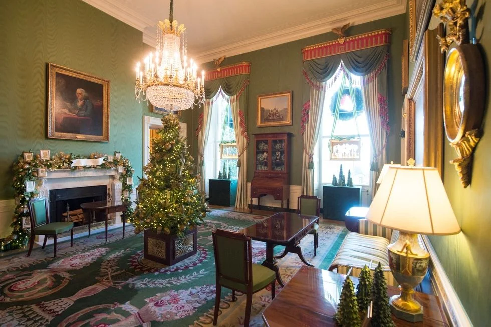 Праздник приближается: Белый дом украсили к Рождеству и он просто невероятный - фото 353737