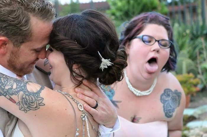Дуже кумедні весільні фото, які хтось зіпсував - фото 349527