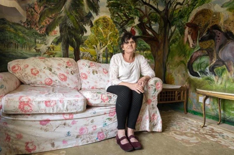 Пенсионерка разрисовала свою квартиру и теперь живет, как в музее - фото 350809
