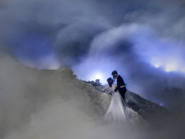 Закохані влаштували весільну фотосесію у вулкані і вразили весь світ - фото 354081
