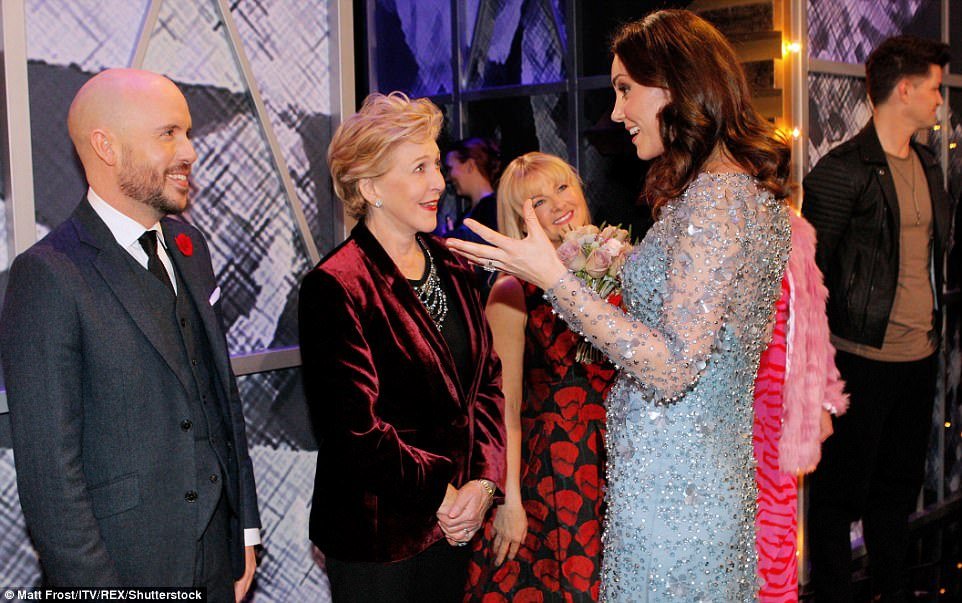 Принц Вільям та  Кейт Міддлтон у розкішній сукні відвідали Royal Variety Performance - фото 353467