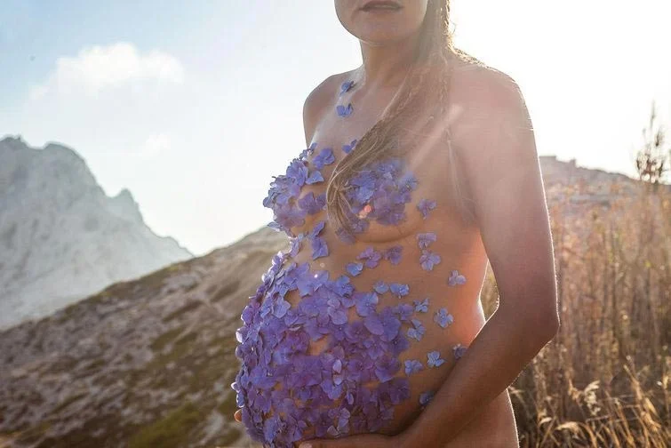 Чувственная и прекрасная фотосессия беременной с животиком, покрытым цветами - фото 350386