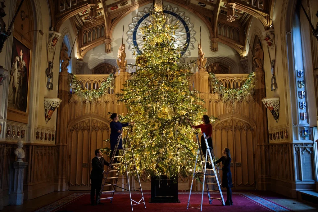 Королівське Різдво: Віндзорський замок прикрасили до приїзду Єлизавети ІІ - фото 353428