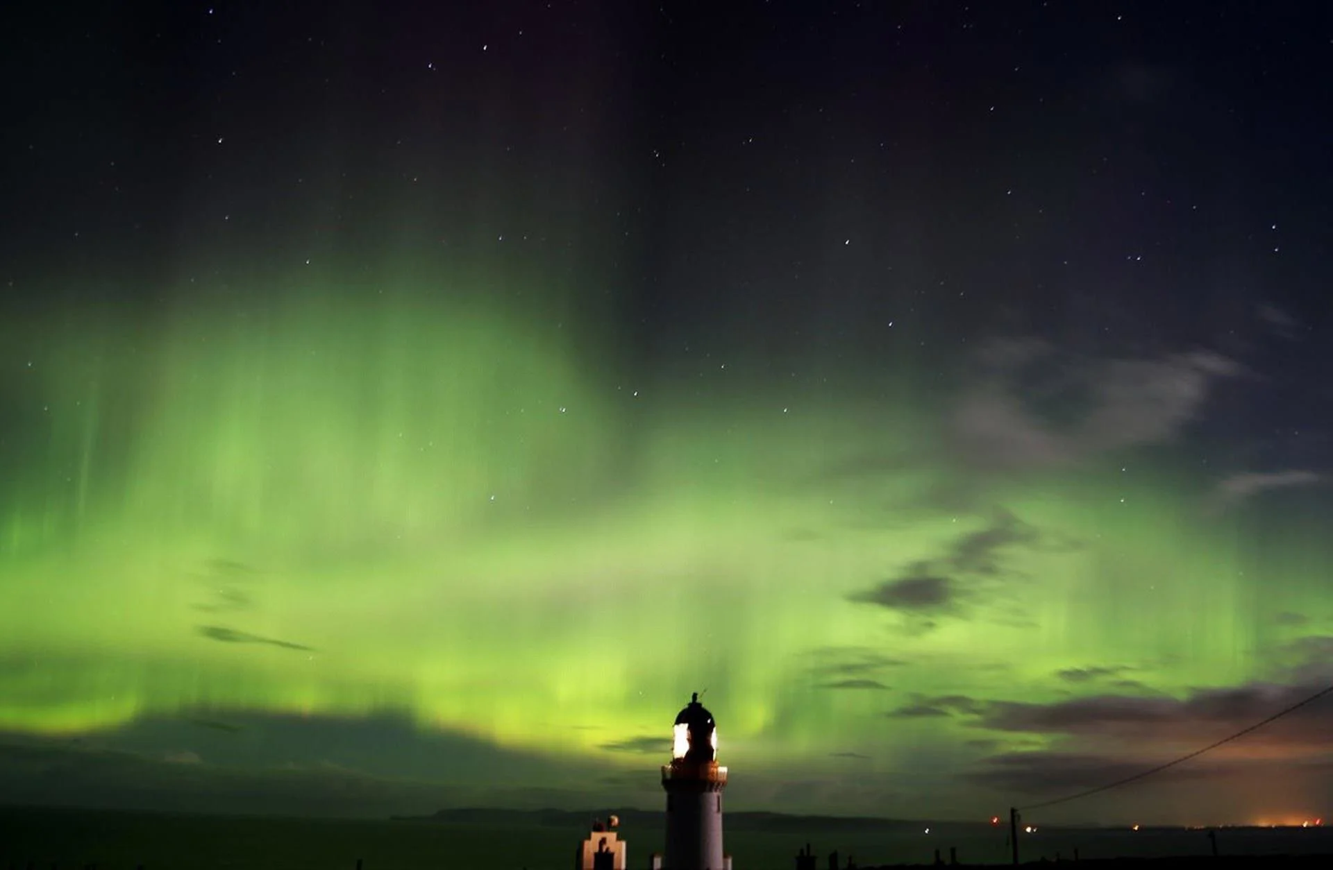 Поразительная красота: северное сияние засветилось над небом Великобритании - фото 350505