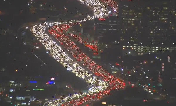 Полдня в машине: пробки в Лос-Анджелесе на День благодарения шокировали мир - фото 353305