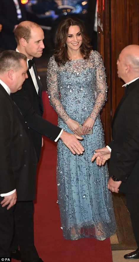 Принц Вільям та  Кейт Міддлтон у розкішній сукні відвідали Royal Variety Performance - фото 353460