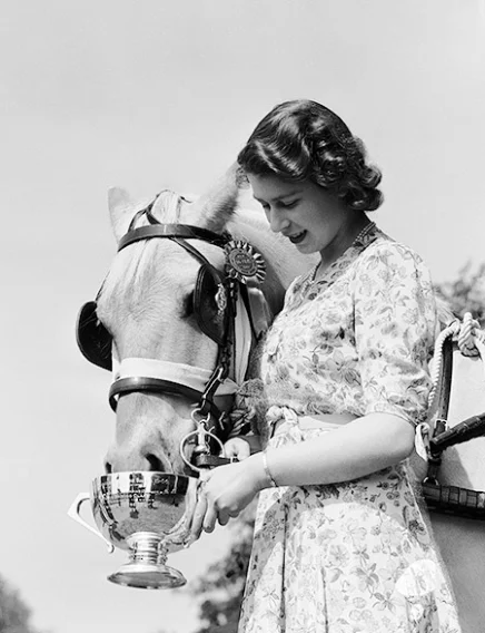 На коне: 91-летняя королева Елизавета II проехалась верхом - фото 352380