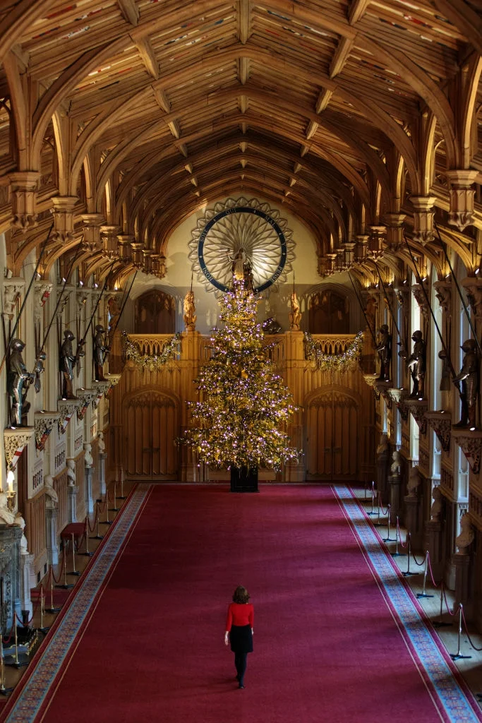 Королевское Рождество: Виндзорский замок украсили к приезду Елизаветы II - фото 353427