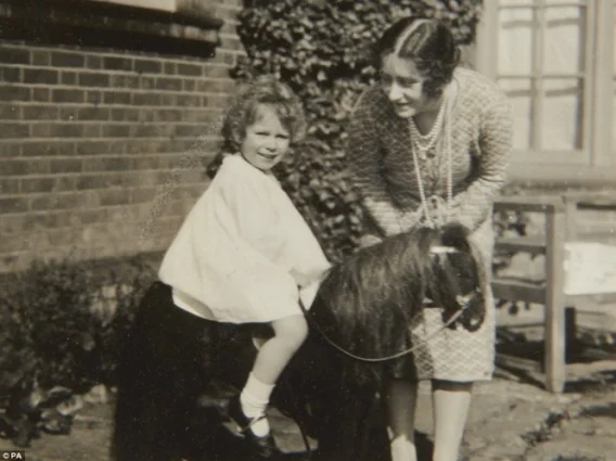 На коні: 91-річна королева Єлизавета II проїхалася верхи - фото 352383
